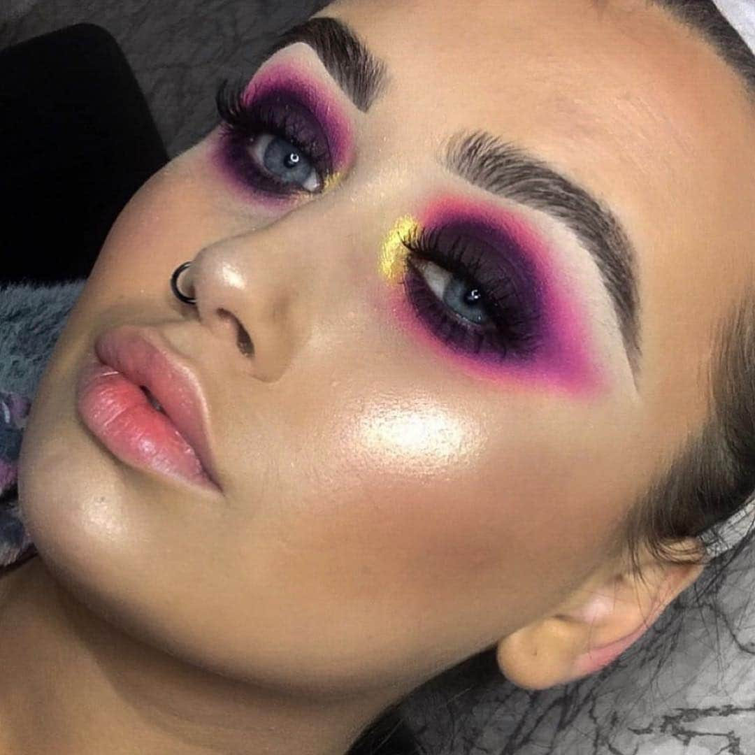 Anastasia Beverly Hillsさんのインスタグラム写真 - (Anastasia Beverly HillsInstagram)「Beautiful @jessleamakeup  BROWS • #Dipbrow  Pomade & Brow Gel  EYES • RIVIERA 🛳 Palette  GLOW • #LooseHighlighters in Snowflake & So Hollywood」3月18日 2時20分 - anastasiabeverlyhills