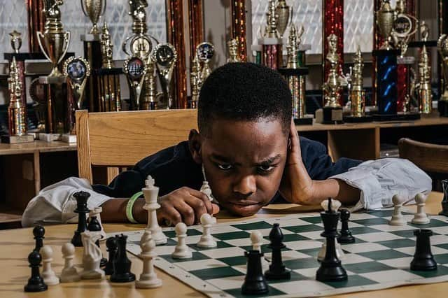 ジェイク・ジレンホールさんのインスタグラム写真 - (ジェイク・ジレンホールInstagram)「Photos and story from @nickkristof in Sunday @nytimes: “Meet Tani, a boy who will make your heart sing. He may be a refugee and homeless, but he learned chess only a year ago—and just won the New York State chess championship for kids his age. The photos of him playing and of me interviewing his family are by Christopher Lee. To me, Tani underscores that immigrants enrich us and that talent is universal, even if opportunity is not. Here’s the story:  https://nyti.ms/2JhkHaH Theres also a GoFundMe for him.” Link in bio to read @nickkristof’s article.」3月18日 2時31分 - jakegyllenhaal