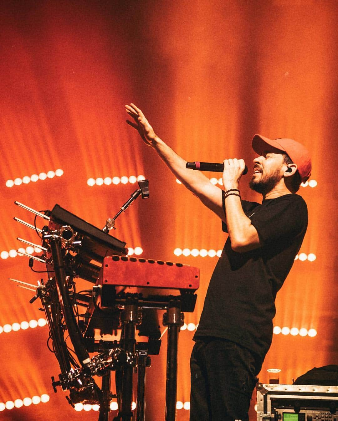 マイク・シノダさんのインスタグラム写真 - (マイク・シノダInstagram)「Padova! 🇮🇹 #posttraumatictour Such a loud crowd! ⚡️🔥❤️」3月18日 2時31分 - m_shinoda