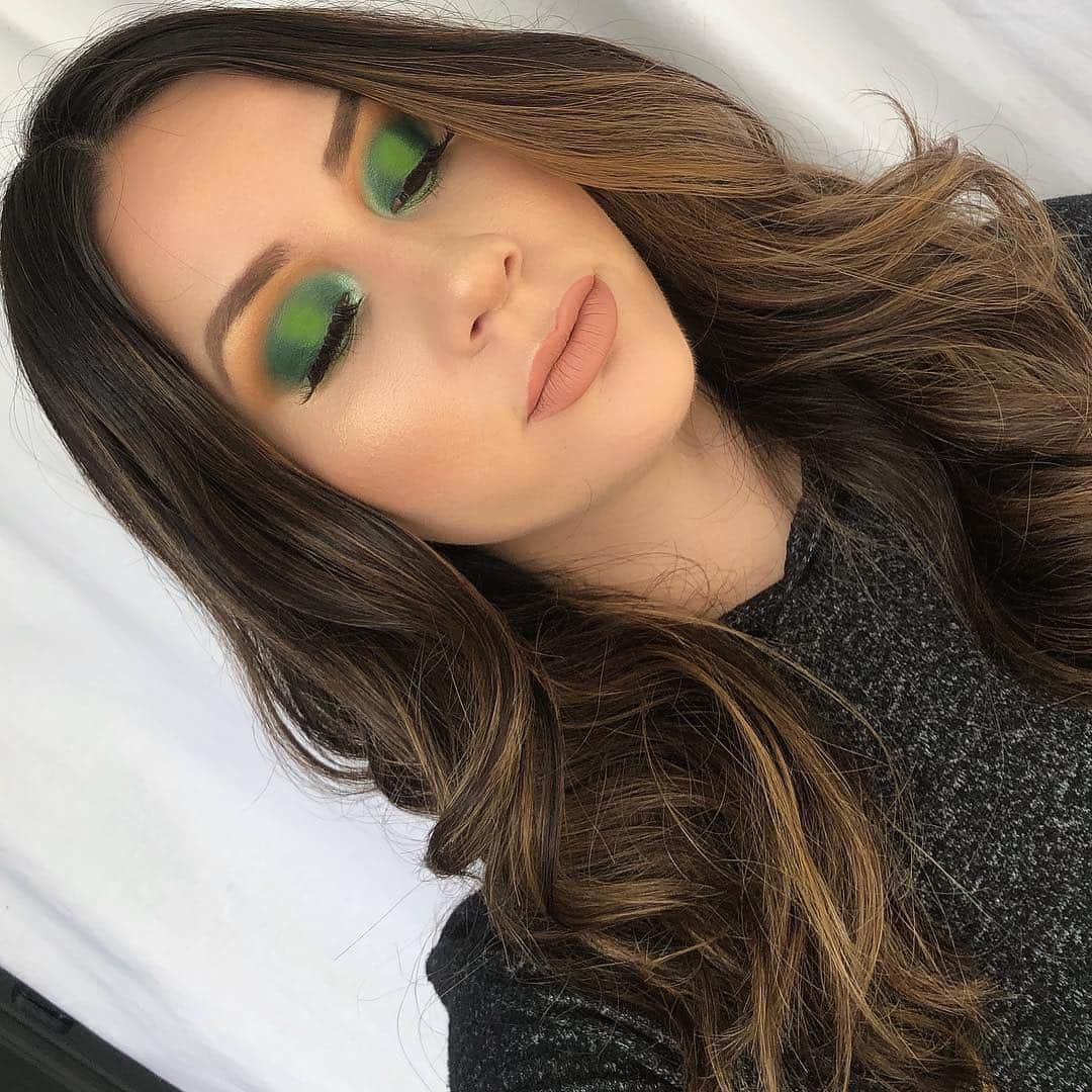 COVERGIRLさんのインスタグラム写真 - (COVERGIRLInstagram)「An electric green look to celebrate #StPatricksDay today! 💚 @jackyfbby lined her festive eye makeup look with #FullSpectrum Defining Moment All Day Eyeliner in 'Electric Green' to give the look a vibrant pop of color. #COVERGIRLMADE #COVERGIRLCrueltyFree #CrueltyFree」3月18日 2時31分 - covergirl