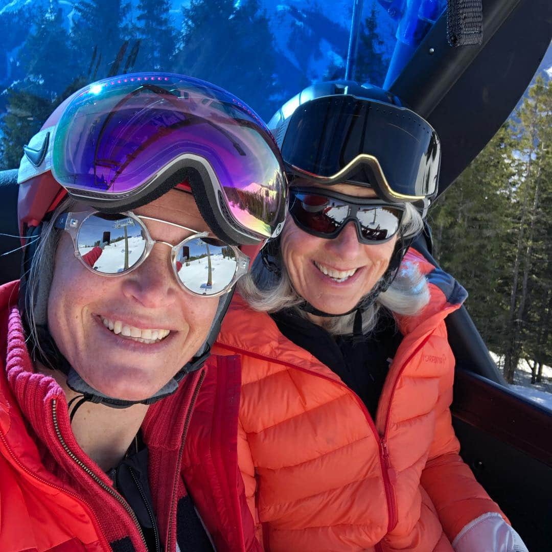 スーザン・ペターセンさんのインスタグラム写真 - (スーザン・ペターセンInstagram)「Family ready for skiing . What a day, 15 degrees and sunny!! Awesome day on the slopes!! #tiredlegs #saalbach #goodtimes」3月18日 2時40分 - suzannpettersen