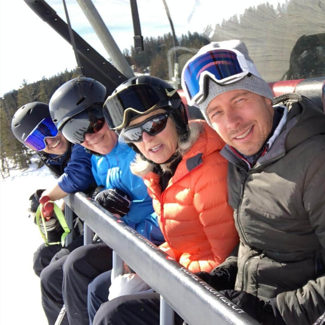 スーザン・ペターセンさんのインスタグラム写真 - (スーザン・ペターセンInstagram)「Family ready for skiing . What a day, 15 degrees and sunny!! Awesome day on the slopes!! #tiredlegs #saalbach #goodtimes」3月18日 2時40分 - suzannpettersen