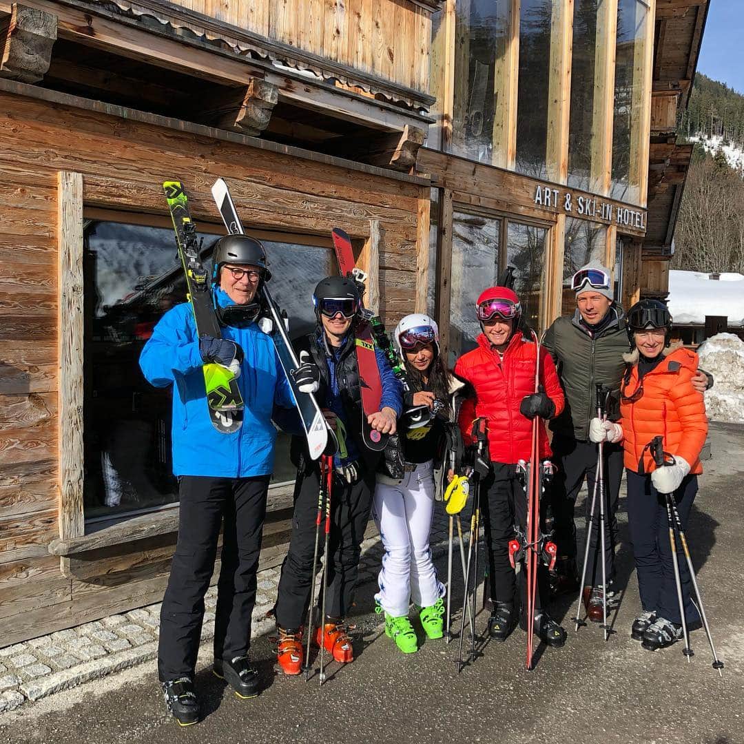 スーザン・ペターセンさんのインスタグラム写真 - (スーザン・ペターセンInstagram)「Family ready for skiing . What a day, 15 degrees and sunny!! Awesome day on the slopes!! #tiredlegs #saalbach #goodtimes」3月18日 2時40分 - suzannpettersen