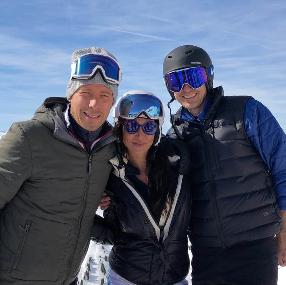 スーザン・ペターセンさんのインスタグラム写真 - (スーザン・ペターセンInstagram)「Family ready for skiing . What a day, 15 degrees and sunny!! Awesome day on the slopes!! #tiredlegs #saalbach #goodtimes」3月18日 2時40分 - suzannpettersen