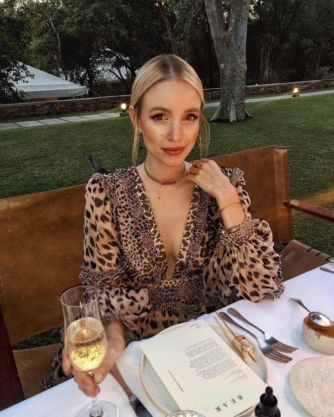 レオニー・ハンネさんのインスタグラム写真 - (レオニー・ハンネInstagram)「Still in a safari mood, wearing leo print for dinner... 🐯 Anzeige/Ad #Zimmermann @zimmermann」3月18日 2時40分 - leoniehanne