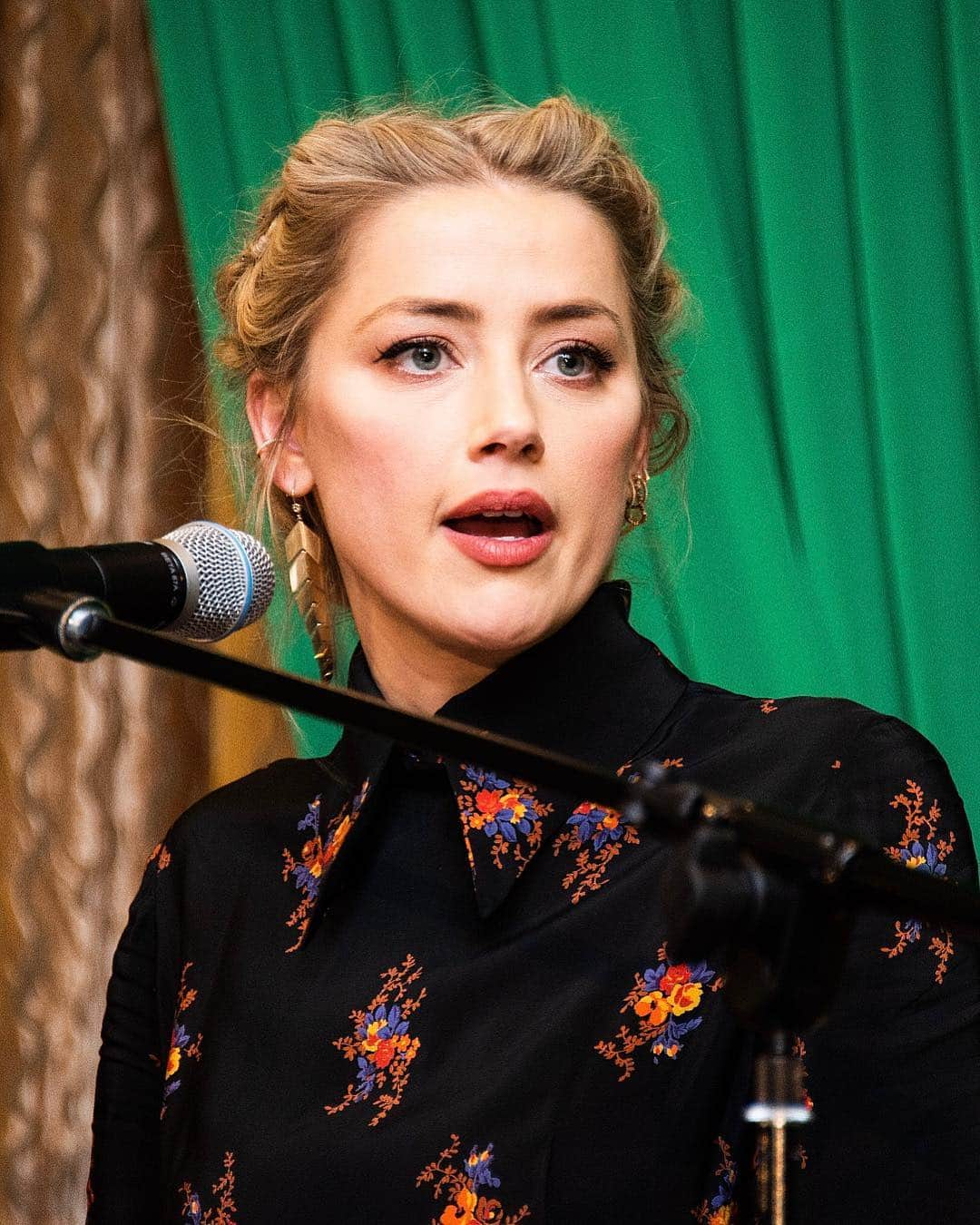 Just Jaredさんのインスタグラム写真 - (Just JaredInstagram)「@amberheard speaks about her experience joining medical missions to Lebanon and Jordan at the @sams_usa midwest chapter annual gala. #AmberHeard  Photos: SAMS」3月18日 2時38分 - justjared