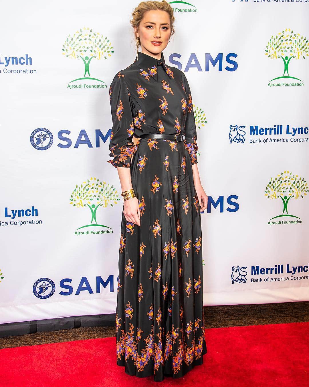 Just Jaredさんのインスタグラム写真 - (Just JaredInstagram)「@amberheard speaks about her experience joining medical missions to Lebanon and Jordan at the @sams_usa midwest chapter annual gala. #AmberHeard  Photos: SAMS」3月18日 2時38分 - justjared