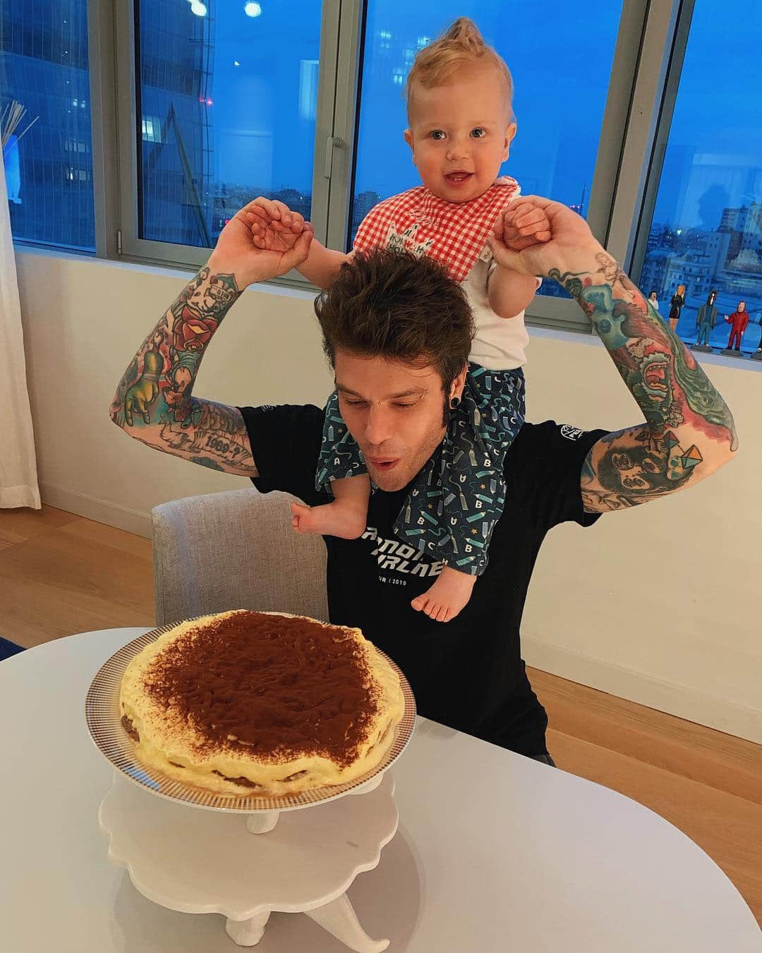 フェデスさんのインスタグラム写真 - (フェデスInstagram)「Ci ho messo più tempo a fare un Tiramisù che Chiara a partorire 😅」3月18日 2時48分 - fedez