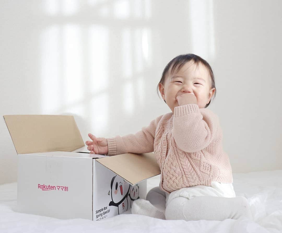 Eri Satoのインスタグラム：「楽天さんからサンプルボックススプリングスペシャルの「マタニティ＆ベビーボックス」をいただきました！ · 楽天ママ割ってご存知ですか？ ご存知ないママさんに、楽天の素敵なサービスを教えちゃいます♪ · 娘が覗いてる楽天パンダちゃんの箱。 「マタニティ＆ベビーボックス」なんですが、こちらなんと、 「楽天ママ割」に新規メンバー登録&アンケート回答した方の中から抽選で当たるんだそう🎁 · 「楽天ママ割」とは？ 子育て中の方パパ・ママ＆誰でも登録無料、メンバー限定のいろいろな特典が受けられます♪ · こちらのサンプルボックスの中にはママと赤ちゃんへのお役立ちアイテムがぎっしり！ 娘は「フィッシャープライス おいしいおしゃぶりキット」が気に入ったみたい🍓 · @rakuten_official のトップにあるリンクから、 出産予定日or子供のお誕生日を入れるだけで簡単にメンバー登録＆応募できるのでぜひチェックしてみてくださいね！ キャンペーン応募期間は4月1日(月)09:59までですよ！✨ · #楽天#ママ割#楽天ママ割#無料#サンプルボックス#マタニティ#育児グッズ#育児 #子育て #こども#子供#baby#kids#boy#girl#女の子#1歳#生後12ヶ月#ママリ#コノビー#プレモ#ベビモ#ゼクシィbaby#ベビフル#Kissカメラ#赤ちゃん#ママ#ベビー#PR」