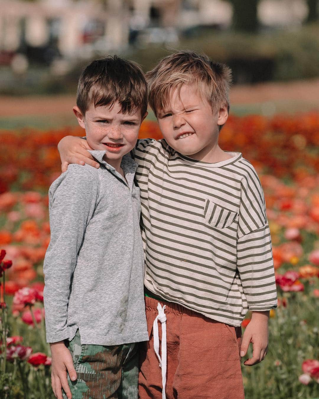 Amber Fillerup Clarkさんのインスタグラム写真 - (Amber Fillerup ClarkInstagram)「Flower child 🌸 don’t worry she didn’t pick the flower 😏 we have been trying to teach her not to pick flowers and to just enjoy them as they are but it’s so tempting for a little girl 😆 also swipe for a picture of Rosie at the flower fields when she was 5 months old 💓 and a pic of atticus and his cousin drew who he played with non stop all weekend! When we told him we had to leave today his face was crushed and I thought he was going to burst into tears 😭 he includes his cousin drew in almost every prayer he has said for the last couple years.. his bestie 💓」3月18日 3時05分 - amberfillerup