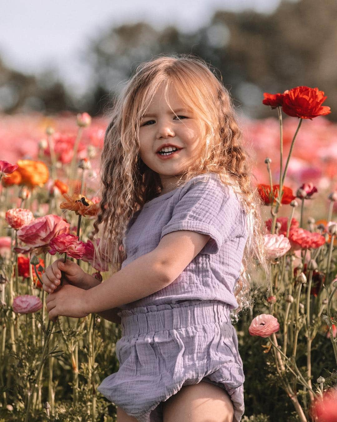 Amber Fillerup Clarkさんのインスタグラム写真 - (Amber Fillerup ClarkInstagram)「Flower child 🌸 don’t worry she didn’t pick the flower 😏 we have been trying to teach her not to pick flowers and to just enjoy them as they are but it’s so tempting for a little girl 😆 also swipe for a picture of Rosie at the flower fields when she was 5 months old 💓 and a pic of atticus and his cousin drew who he played with non stop all weekend! When we told him we had to leave today his face was crushed and I thought he was going to burst into tears 😭 he includes his cousin drew in almost every prayer he has said for the last couple years.. his bestie 💓」3月18日 3時05分 - amberfillerup