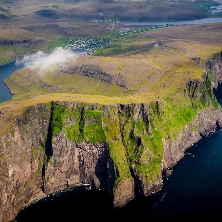 Lonely Planetさんのインスタグラム写真 - (Lonely PlanetInstagram)「'One of the most surreal experiences I had when flying from the #Faroe Islands was getting a window seat view of the impressive Lake Sørvágsvatn, which is known as 'the lake over the ocean', on the island of Vágar. It was a spectacular way to end my visit to the Faroe Islands, and truly gave me a yearning to return again soon!' – @LolaAkinmade -- That's all for this weekend's #lpinstatakeover! Check out @LolaAkinmade for more of Lola's shots! #lpPathfinders」3月18日 3時00分 - lonelyplanet