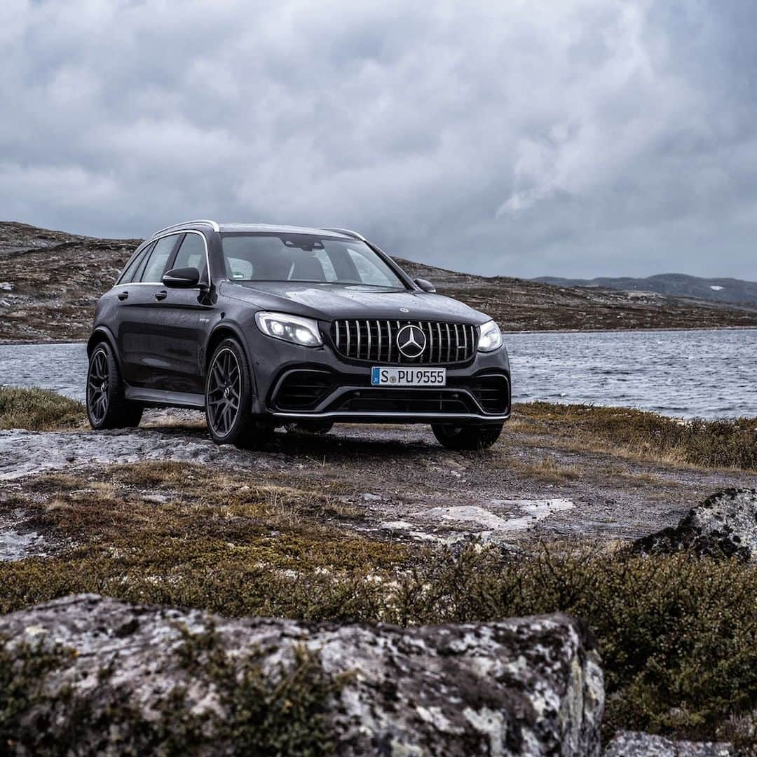 メルセデス・ベンツさんのインスタグラム写真 - (メルセデス・ベンツInstagram)「A luxurious SUV with a V8 heart. 🌟 📸: @rauhutphotography for #MBsocialcar [Mercedes-AMG GLC 63 4MATIC+ | Kraftstoffverbrauch kombiniert: 11,9-11,6 l/100 km | CO2-Emissionen kombiniert: 271-265g/km | mb4.me/RechtlicherHinweis]  #Mercedes #AMG MercedesBenz #Benz #DrivingPerformance #Driving #car #carsofinstagram #GLC63」3月18日 3時01分 - mercedesbenz