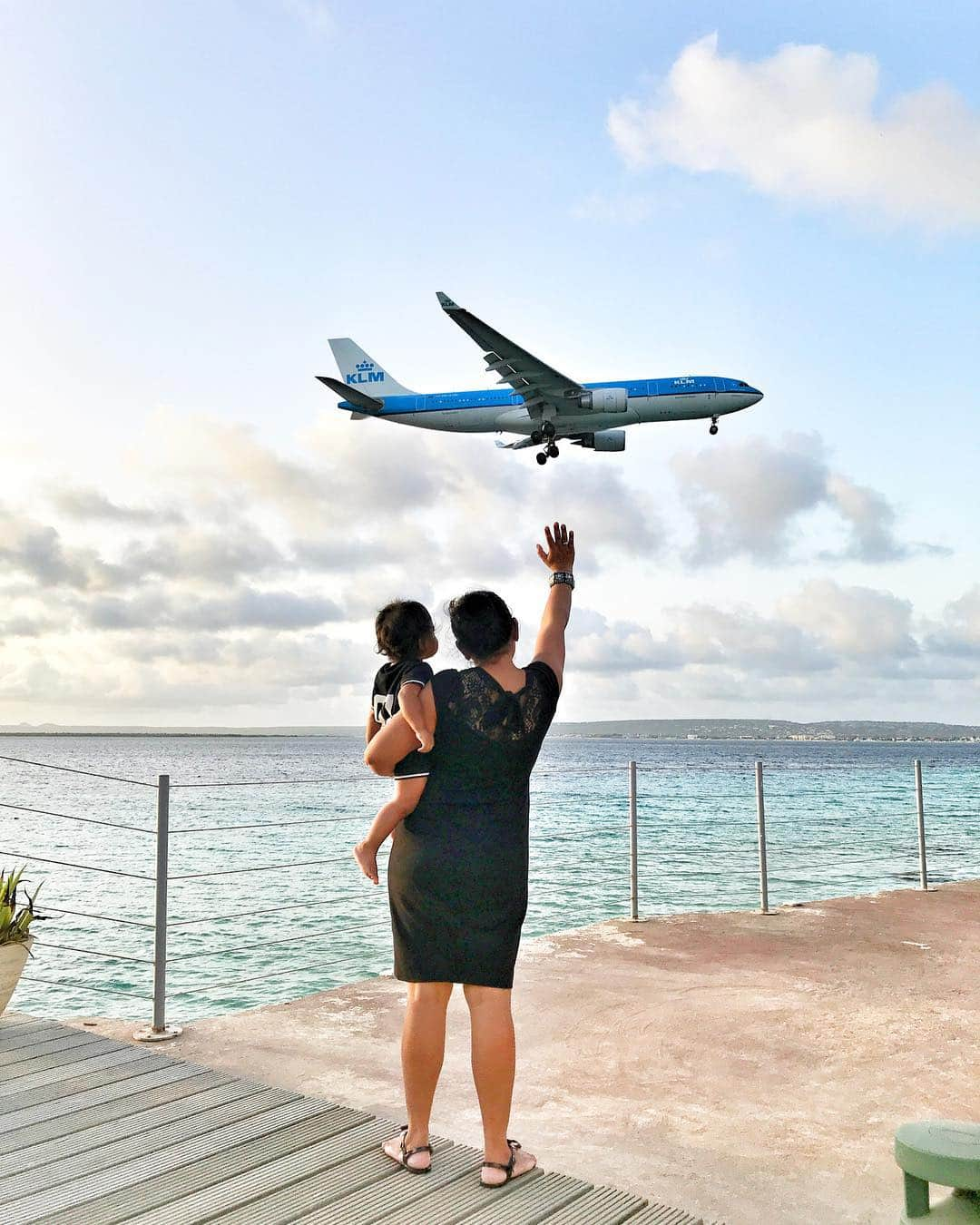 KLMオランダ航空さんのインスタグラム写真 - (KLMオランダ航空Instagram)「Hey look, it’s a blue bird flying over ✈️ #KLM #RoyalDutchAirlines #flyKLM 📸 by @_little_kae⠀ •⠀ •⠀ •⠀ #byebye #bluebird #wave #seeyoulater #travelling #travel #travelgram #bonaire #amsterdam #onourway #caribbean #klmcrew #cabincrew #layover #adventure #seetheworld」3月18日 3時07分 - klm