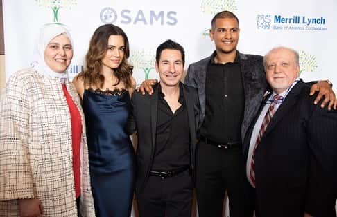 トーレイ・デヴィートのインスタグラム：「Inspired by the work of @sams_usa which provides free health care services to Syrian refugees around the world and the commitment & dedication of their medical volunteers. Thank you @ajroudifoundation and @toddkrim for inviting me to join you at last night’s gala in Chicago!」