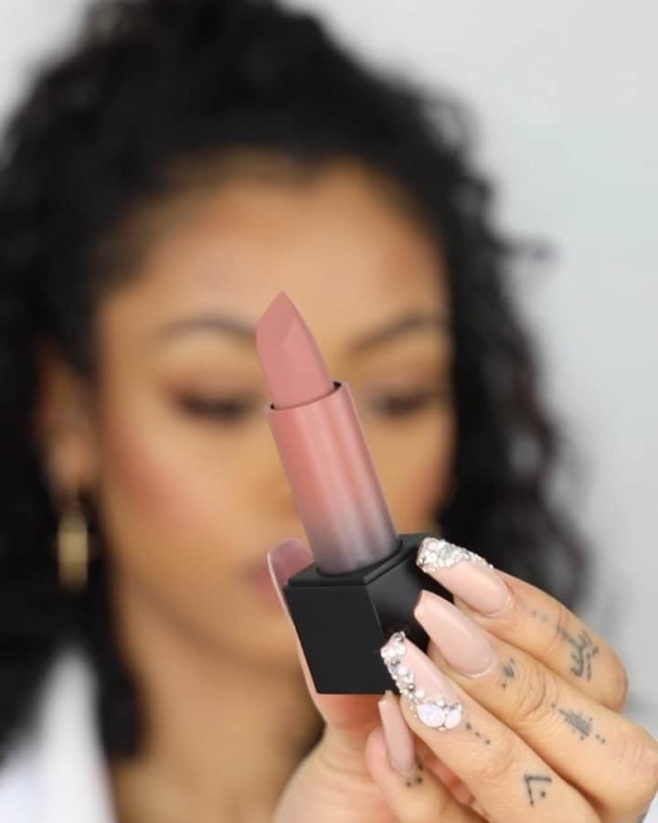 ジェイデ・ピアスのインスタグラム：「@hudabeauty power bullet matte lipsticks! You all know I’m a gloss girl but the formula of these matte lipsticks are amazing. Let me know your favourite colour, I wanna know if it’s the same as my fav! 💄 Lipstick names in order: Joyride Graduation day Interview Pay day  Third date  Pool party  Ladies night  Lashes by: @gsunique  Nails by: @finessenails_london Song: Lil Bebe- DaniLeigh (ft lil baby)  #hudabeauty #gifted」
