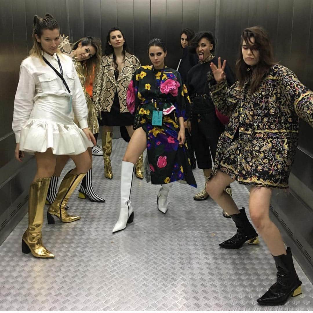 Marques Almeidaさんのインスタグラム写真 - (Marques AlmeidaInstagram)「M’A girls in a lift 💪🏻」3月18日 3時17分 - marques_almeida