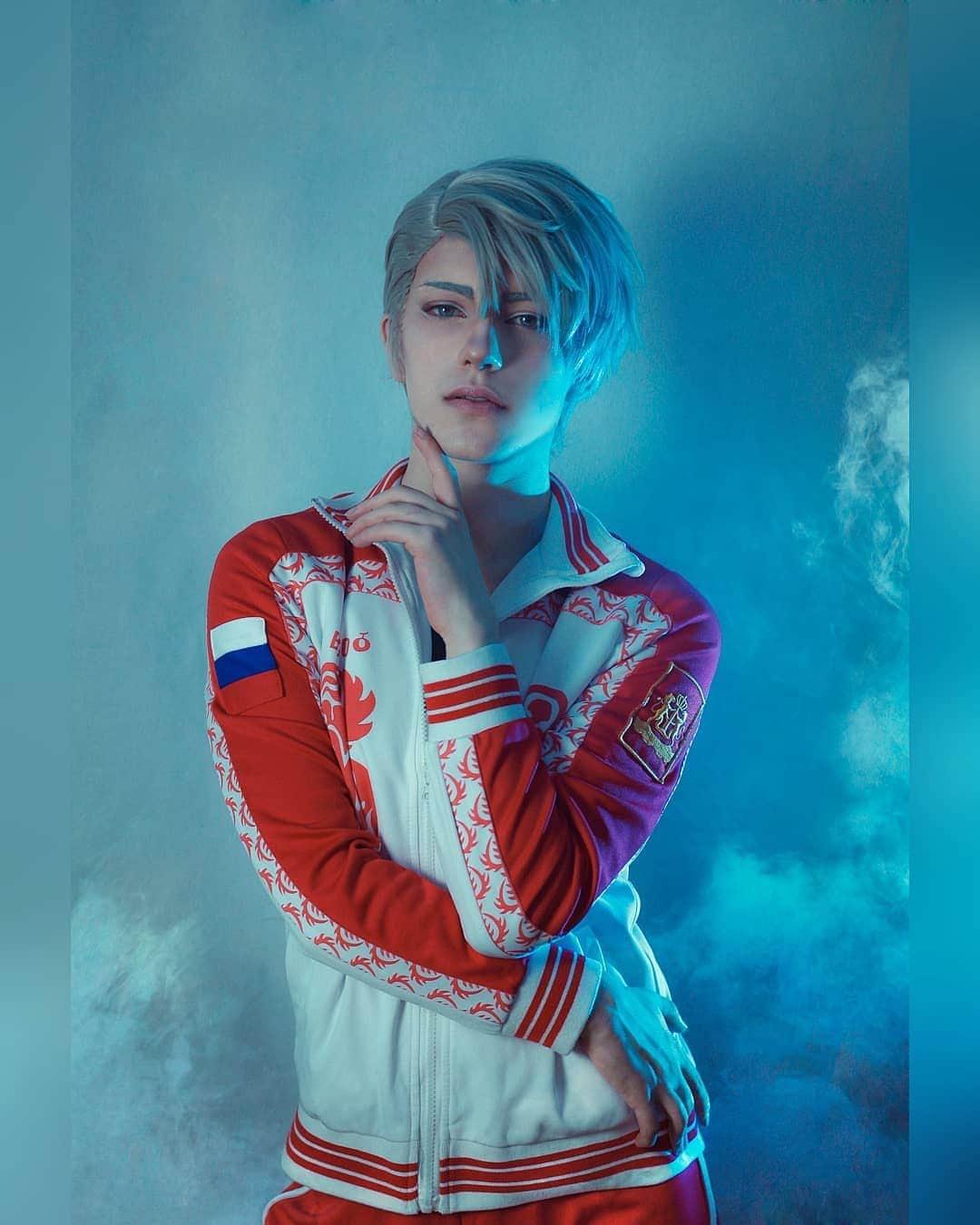 Geheさんのインスタグラム写真 - (GeheInstagram)「Speedlights+smoke create such cool photos :O Blank studio photos are usually more boring but with these two things you can make really artistic shots!  But now is when you have to imagine me vaping like a damn steam engine trying to pull a straight face and not cough lmao. #cosplay #yurionice #yurionicecosplay #viktornikiforov」3月18日 3時33分 - geheichou