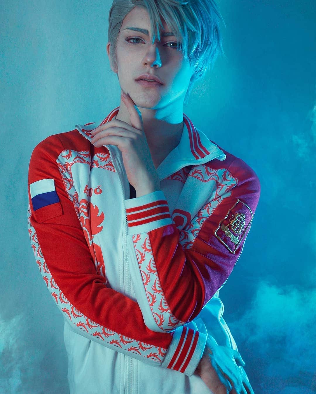 Geheさんのインスタグラム写真 - (GeheInstagram)「Speedlights+smoke create such cool photos :O Blank studio photos are usually more boring but with these two things you can make really artistic shots!  But now is when you have to imagine me vaping like a damn steam engine trying to pull a straight face and not cough lmao. #cosplay #yurionice #yurionicecosplay #viktornikiforov」3月18日 3時33分 - geheichou