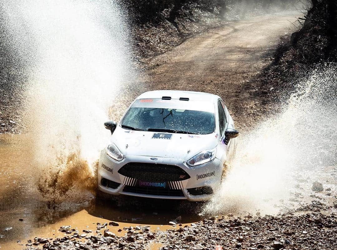 ケン・ブロックさんのインスタグラム写真 - (ケン・ブロックInstagram)「Even after getting knocked out of the running by a mechanical misfortune, the 100 Acre Wood Rally is still one of my favorite rallies! I’m just bummed I didn’t get to attack all of these fast and flowing stages in my Ford Escort RS Cossie V2. Thanks to all the fans that came out to support Alex and I and check out my new Cossie! #CossieWorldTour #BlockEscortCossieV2」3月18日 3時37分 - kblock43