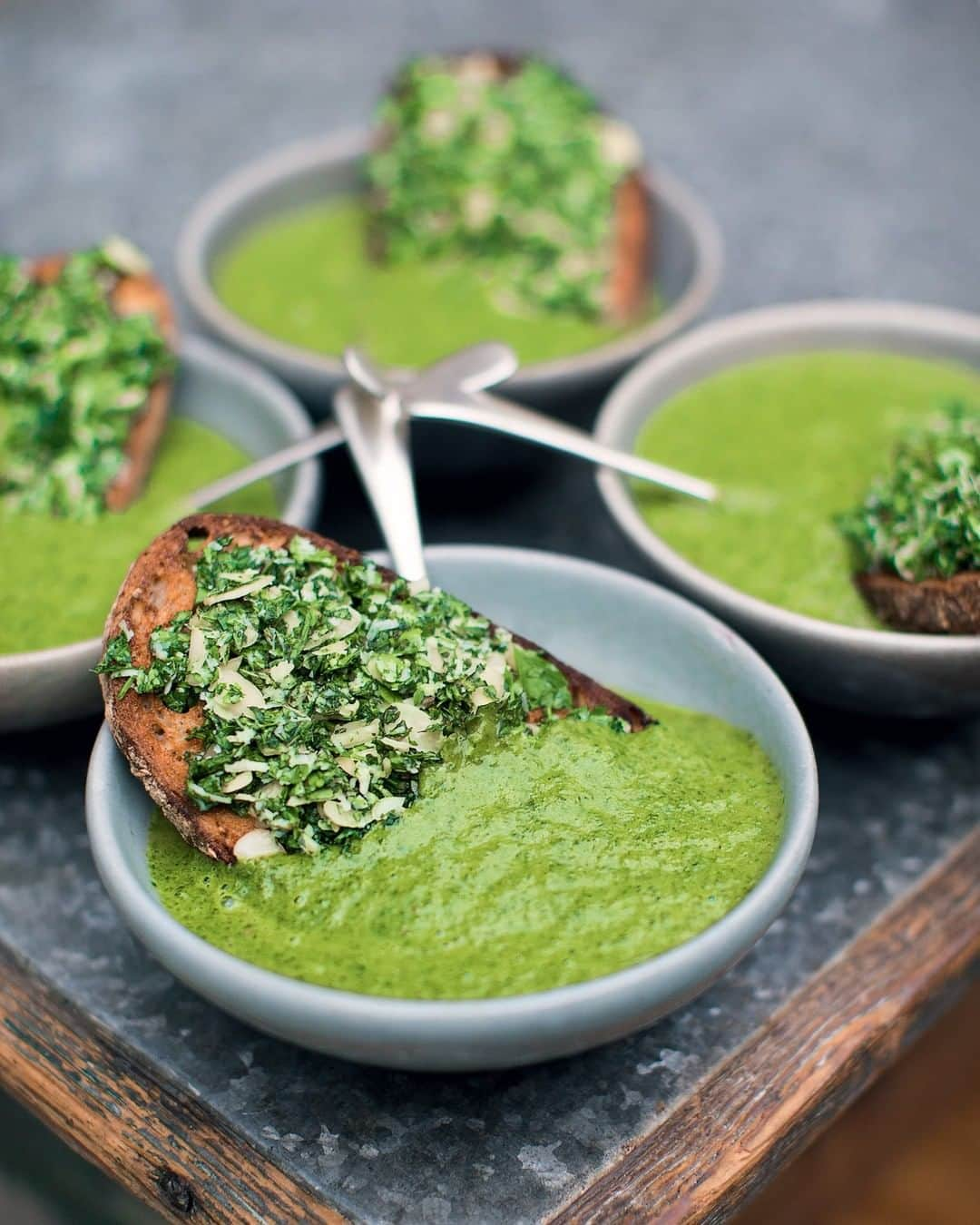 ジェイミー・オリヴァーさんのインスタグラム写真 - (ジェイミー・オリヴァーInstagram)「This is next level leek and potato soup with some added kale. Serve it with these herby, Parmesan & almond toasts. Delicious! A great one to #batchcook for the week ahead! P214 in Super Food Family Classics.」3月18日 3時50分 - jamieoliver