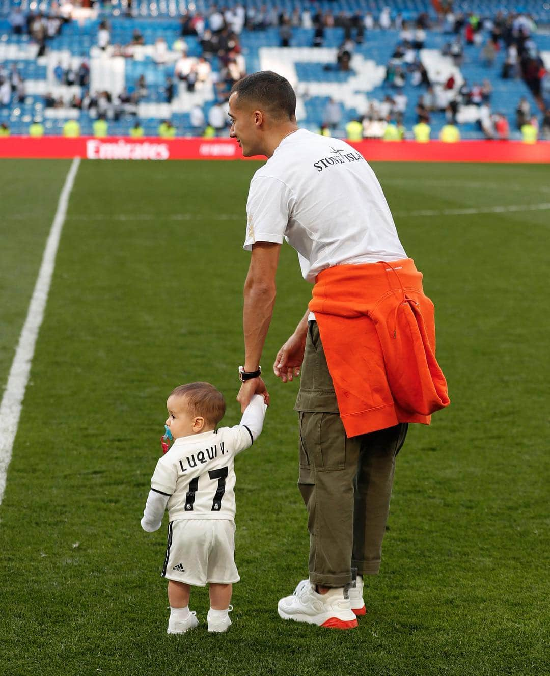 ルーカス・バスケスさんのインスタグラム写真 - (ルーカス・バスケスInstagram)「Ayer nos tocó animar desde la grada 😍. #HalaMadrid #Luqui」3月18日 3時47分 - lucasvazquez91