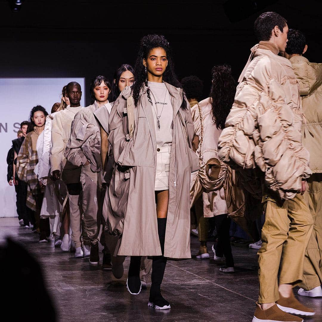 NYFW（ニューヨークファッションウィーク）さんのインスタグラム写真 - (NYFW（ニューヨークファッションウィーク）Instagram)「Monochrome moment in shades of beige and cream on the #NYFW runway at @yajun_design for February 2019. 📸 @_janekim」3月18日 3時58分 - nyfw