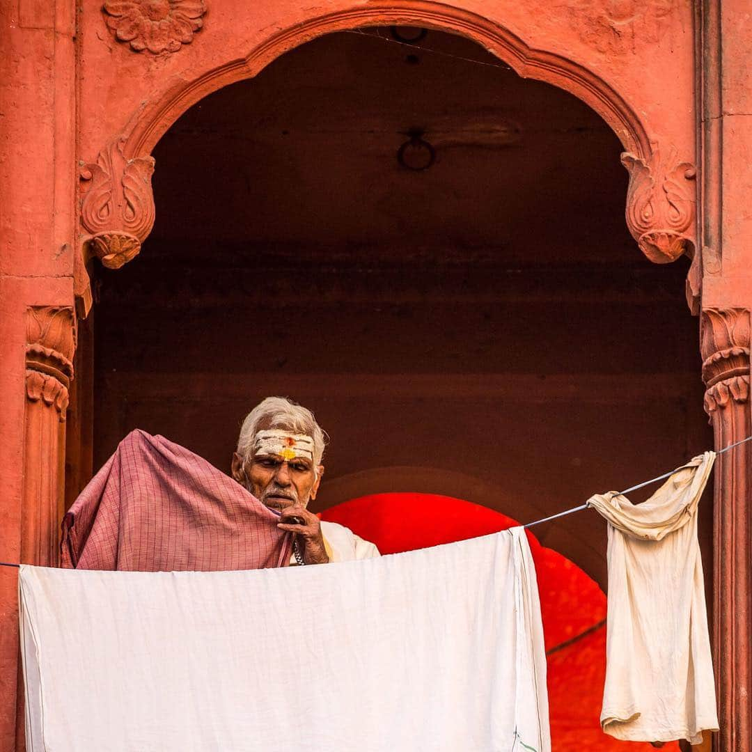 ナショナルジオグラフィックさんのインスタグラム写真 - (ナショナルジオグラフィックInstagram)「Photos by @stephenwilkes |  Varanasi is considered the holiest city in India, and it is truly magical place to photograph. It's a city built on the edge of the holy Ganges River. Pulsing with daily life, it radiates a calming energy in the early morning prayer hours, even through the cremating of departed loved ones on the wooden pyres. The way of life in Varanasi never stops its constant 24-hour-day, 7-days-a-week cycle of ritual and mystique. To see more photos from my travels near and far, follow me @stephenwilkes. #DayToNight #Behindthescenes #StephenWilkes #Varanasi #India #Portraits #Colorwork」3月18日 3時51分 - natgeo