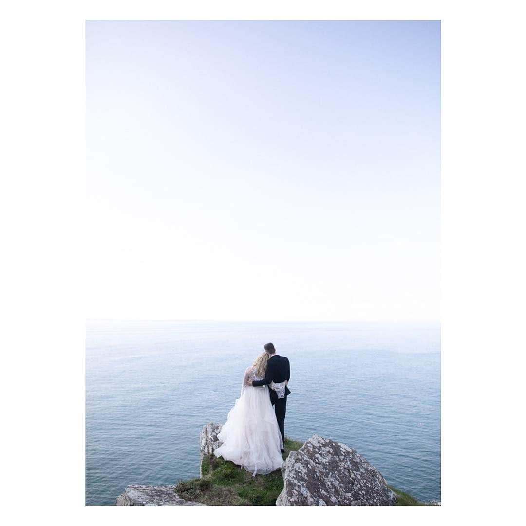 サーシャ・ピーターズさんのインスタグラム写真 - (サーシャ・ピーターズInstagram)「294 days since we said “I do” in one of the prettiest places in all the land. #cliffsofmoher #thecastleleslie #ireland 🍀 I am so lucky. #happystpatricksday 📷: @elizabethmessina」3月18日 3時52分 - sashapieterse