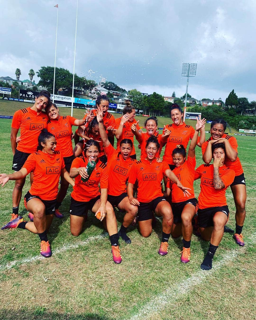 サラ・ゴスさんのインスタグラム写真 - (サラ・ゴスInstagram)「Cheers to the fricken weekend 🖤 Great hit out with the sisters in Pukekohe. Makes me appreciate how far we have come as a team and how bright our future looks with the new talent coming through. ✌🏽🔥 • Now for some whanau time 😍 #rejuvenationweek」3月18日 3時54分 - sarah.hirini