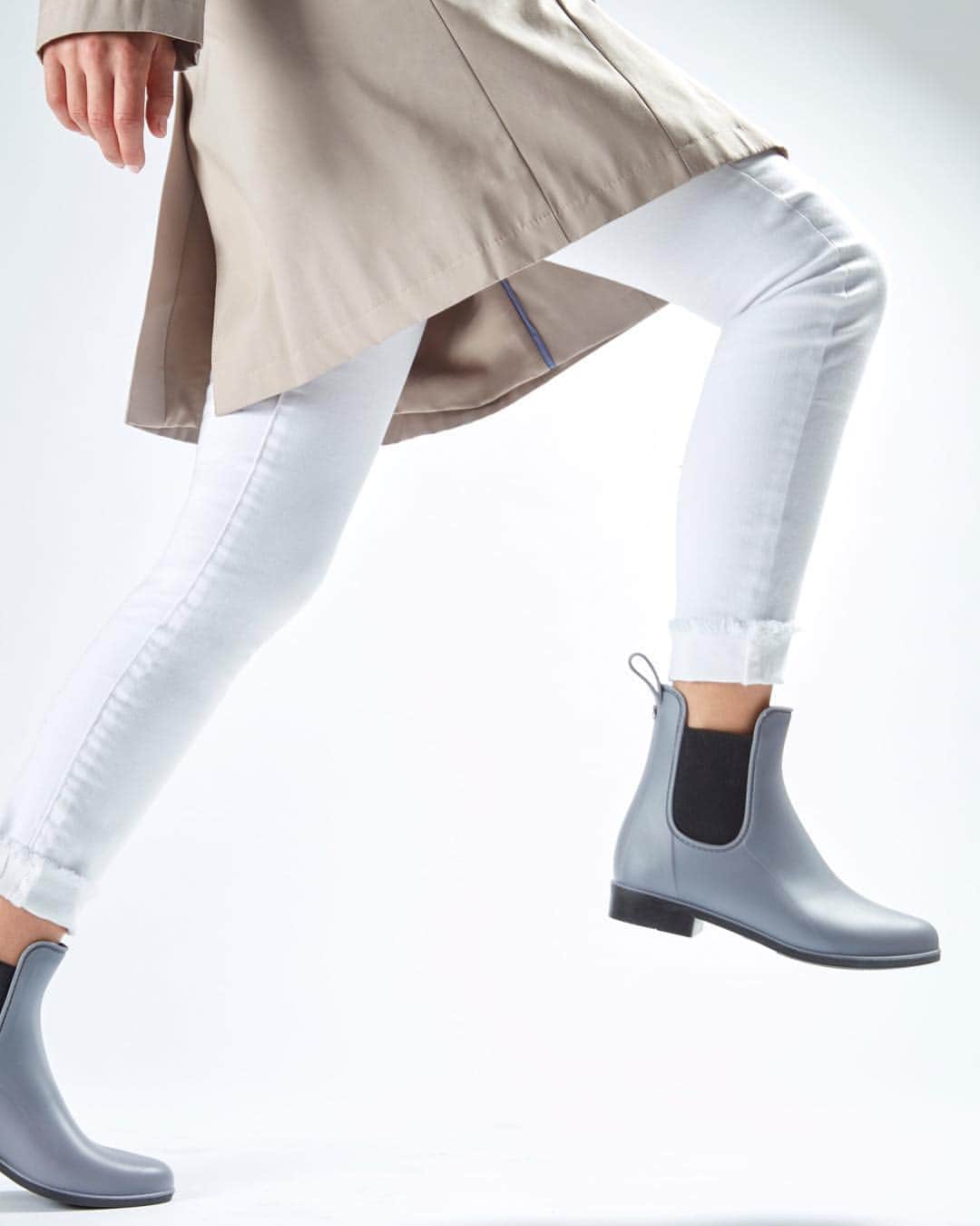 サムエデルマンのインスタグラム：「Make a splash in our Tinsley Rain Boot, Double Breasted Trench and Stiletto Denim」