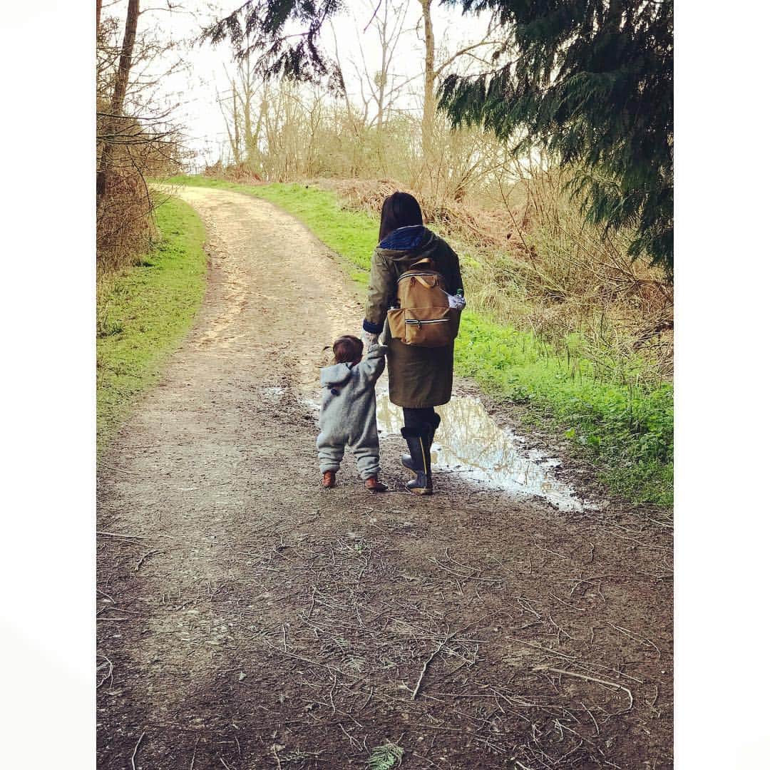 のインスタグラム：「Sunday stroll 🌲 . . . . . #sunday #daughter #toddler #18monthsold #mama #mamalife #motherhood #weekend #love #family #blessed #happiness #mygirl #mothernature」