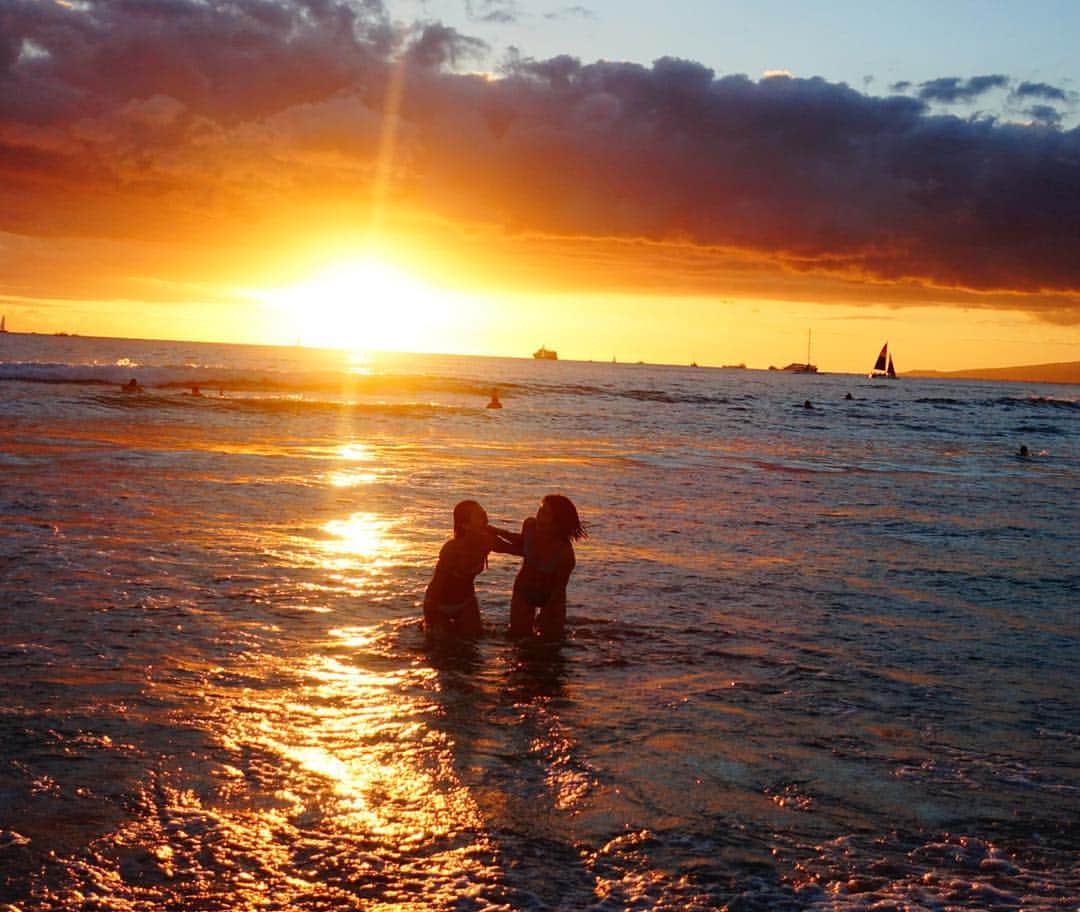 神田咲実さんのインスタグラム写真 - (神田咲実Instagram)「𝑯𝒂𝒘𝒂𝒊𝒊🌴 𝑺𝒖𝒏𝒔𝒆𝒕 🌅 + 𝑺𝒑𝒍𝒖𝒔𝒉💦 + 𝑴𝒚 𝒃𝒖𝒅𝒅𝒚👯‍♀️ ＝ 𝑷𝒆𝒓𝒇𝒆𝒄𝒕𝒊𝒐𝒏🧡 * #Hawaii#sea#waikiki#sunset」3月18日 4時16分 - sakimikanda
