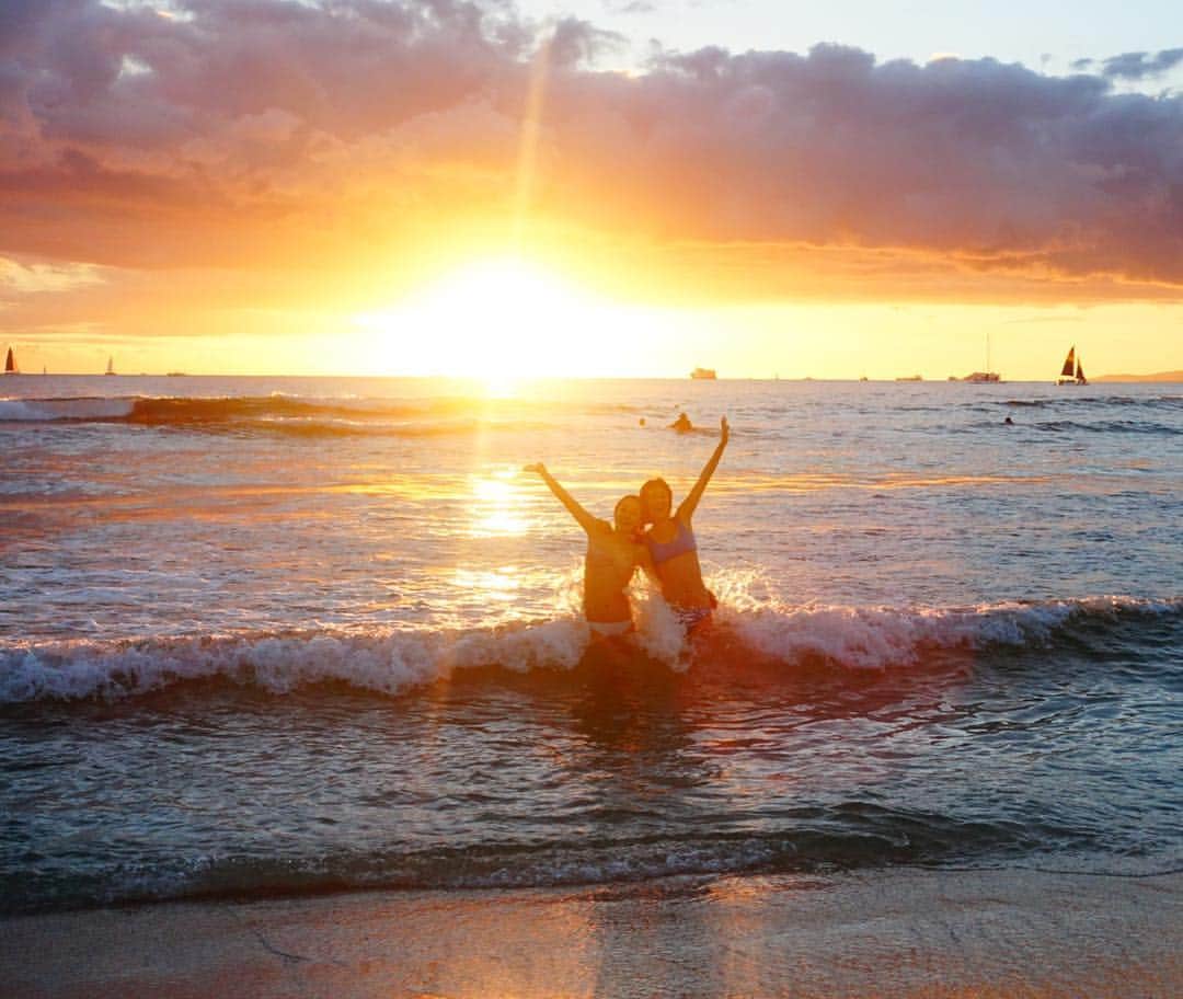 神田咲実さんのインスタグラム写真 - (神田咲実Instagram)「𝑯𝒂𝒘𝒂𝒊𝒊🌴 𝑺𝒖𝒏𝒔𝒆𝒕 🌅 + 𝑺𝒑𝒍𝒖𝒔𝒉💦 + 𝑴𝒚 𝒃𝒖𝒅𝒅𝒚👯‍♀️ ＝ 𝑷𝒆𝒓𝒇𝒆𝒄𝒕𝒊𝒐𝒏🧡 * #Hawaii#sea#waikiki#sunset」3月18日 4時16分 - sakimikanda