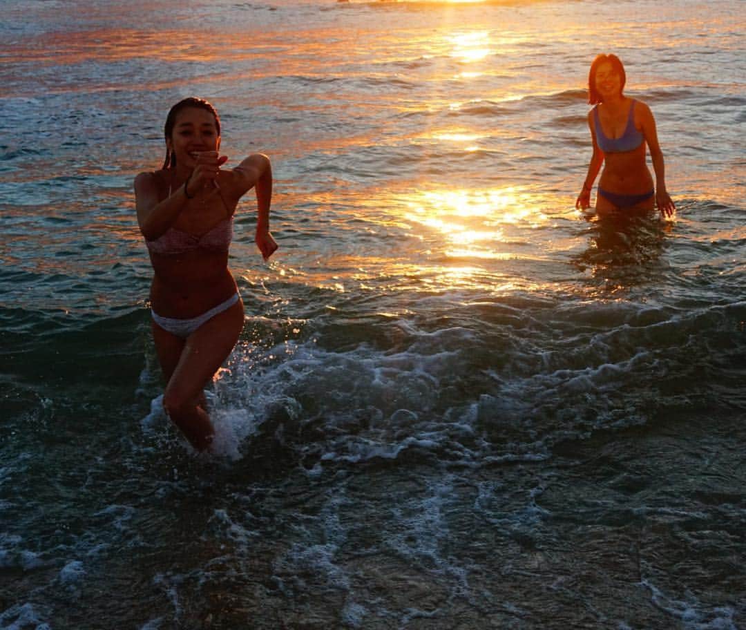 神田咲実さんのインスタグラム写真 - (神田咲実Instagram)「𝑯𝒂𝒘𝒂𝒊𝒊🌴 𝑺𝒖𝒏𝒔𝒆𝒕 🌅 + 𝑺𝒑𝒍𝒖𝒔𝒉💦 + 𝑴𝒚 𝒃𝒖𝒅𝒅𝒚👯‍♀️ ＝ 𝑷𝒆𝒓𝒇𝒆𝒄𝒕𝒊𝒐𝒏🧡 * #Hawaii#sea#waikiki#sunset」3月18日 4時16分 - sakimikanda