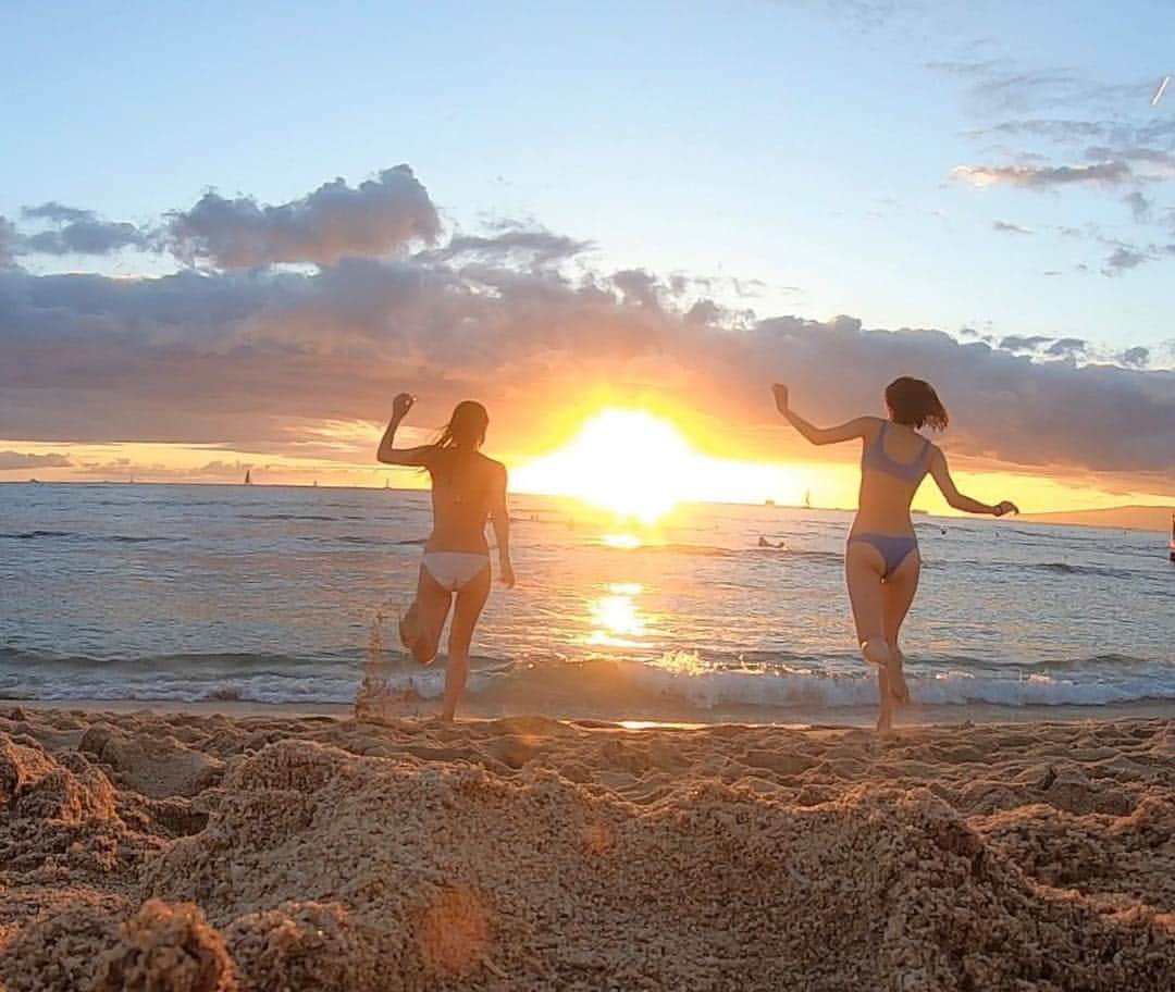 神田咲実さんのインスタグラム写真 - (神田咲実Instagram)「𝑯𝒂𝒘𝒂𝒊𝒊🌴 𝑺𝒖𝒏𝒔𝒆𝒕 🌅 + 𝑺𝒑𝒍𝒖𝒔𝒉💦 + 𝑴𝒚 𝒃𝒖𝒅𝒅𝒚👯‍♀️ ＝ 𝑷𝒆𝒓𝒇𝒆𝒄𝒕𝒊𝒐𝒏🧡 * #Hawaii#sea#waikiki#sunset」3月18日 4時16分 - sakimikanda
