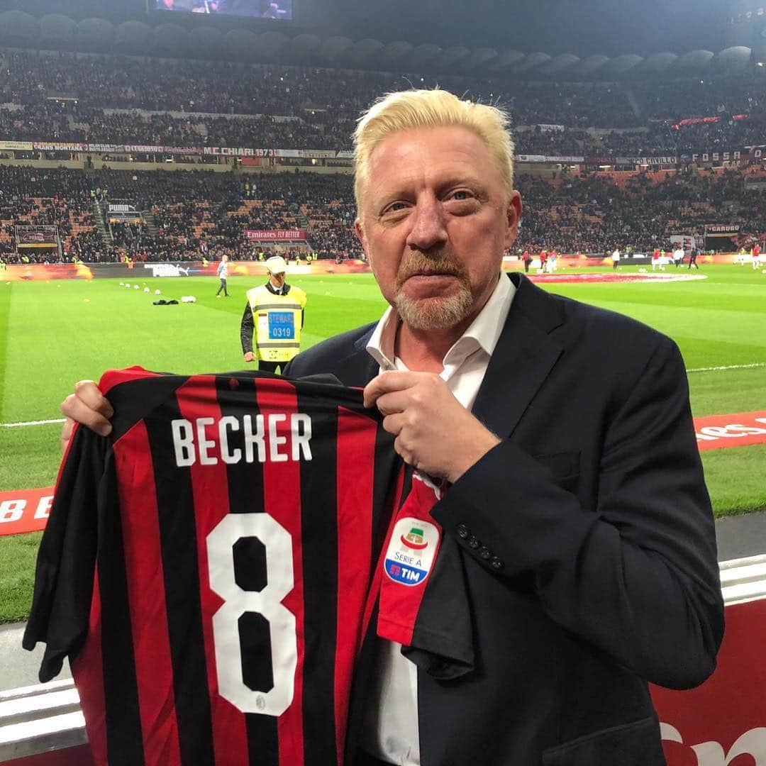 ACミランさんのインスタグラム写真 - (ACミランInstagram)「We welcome back tennis legend @borisbeckerofficial to the San Siro! 🔴⚫️ Bentornato a San Siro Boris Becker! 🔴⚫️ #MilanInter #JoinTheFlame 🔥」3月18日 4時13分 - acmilan