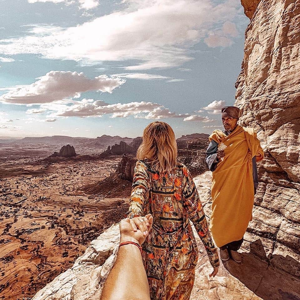 Murad Osmannのインスタグラム：「#followmeto Daniel Korkor church in Ethiopia with @natalyosmann. When I saw an image of the priest standing on the edge of the cliff right by the entrance to his church I immediately added this place to our bucket list, so you must understand how excited I was when realised that we are going to this location in Ethiopia. There is a small Orthodox community up here, led by a 82 year old monk, who has been here since he was a teenager. It is a very spiritual place. #Seetheunseen, @honorglobal, #HonorView20 ❍❍❍❍❍❍❍❍❍❍❍❍❍❍❍❍❍❍❍❍❍❍ #Следуйзамной в библейские церкви Тиграи с @natalyismann. В  северной Эфиопии в  Тиграе  среди библейских пейзажей в  горах притаилось  более 120 древних церквей 4-9 веков. Высеченные в монолитных скалах в труднодоступных местах,  щедро расписанные  гениальными мастерами, они тянутся к небу, заставляя пилигримов подниматься на головокружительную высоту. В этой церкви Даниел Коркор есть небольшая православная община во главе с 82-летним монахом, который находится тут с подросткового возраста. Это очень духовное место. #seetheunseen, @honorglobal」