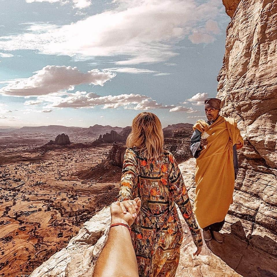 Murad Osmannさんのインスタグラム写真 - (Murad OsmannInstagram)「#followmeto Daniel Korkor church in Ethiopia with @natalyosmann. When I saw an image of the priest standing on the edge of the cliff right by the entrance to his church I immediately added this place to our bucket list, so you must understand how excited I was when realised that we are going to this location in Ethiopia. There is a small Orthodox community up here, led by a 82 year old monk, who has been here since he was a teenager. It is a very spiritual place. #Seetheunseen, @honorglobal, #HonorView20 ❍❍❍❍❍❍❍❍❍❍❍❍❍❍❍❍❍❍❍❍❍❍ #Следуйзамной в библейские церкви Тиграи с @natalyismann. В  северной Эфиопии в  Тиграе  среди библейских пейзажей в  горах притаилось  более 120 древних церквей 4-9 веков. Высеченные в монолитных скалах в труднодоступных местах,  щедро расписанные  гениальными мастерами, они тянутся к небу, заставляя пилигримов подниматься на головокружительную высоту. В этой церкви Даниел Коркор есть небольшая православная община во главе с 82-летним монахом, который находится тут с подросткового возраста. Это очень духовное место. #seetheunseen, @honorglobal」3月18日 4時14分 - muradosmann