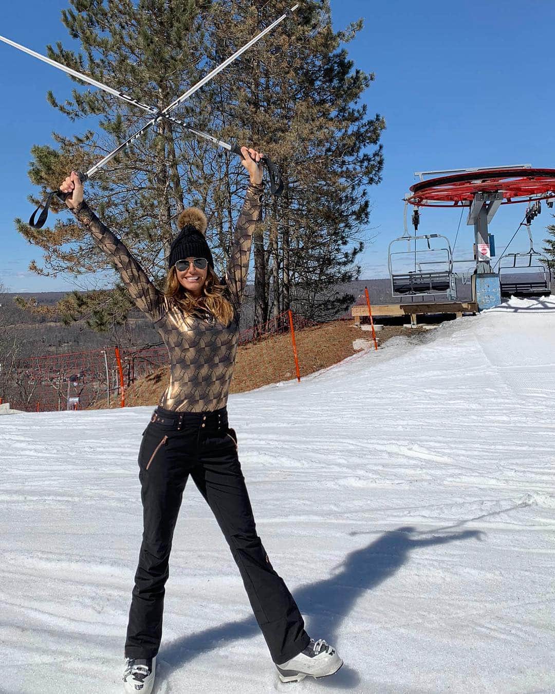 ケリー・キローレン・ベンサイモンさんのインスタグラム写真 - (ケリー・キローレン・ベンサイモンInstagram)「Spending st Patrick’s day on the slopes. Wearing @skealtd  #ski #travel #iloveskiing」3月18日 4時14分 - kellybensimon