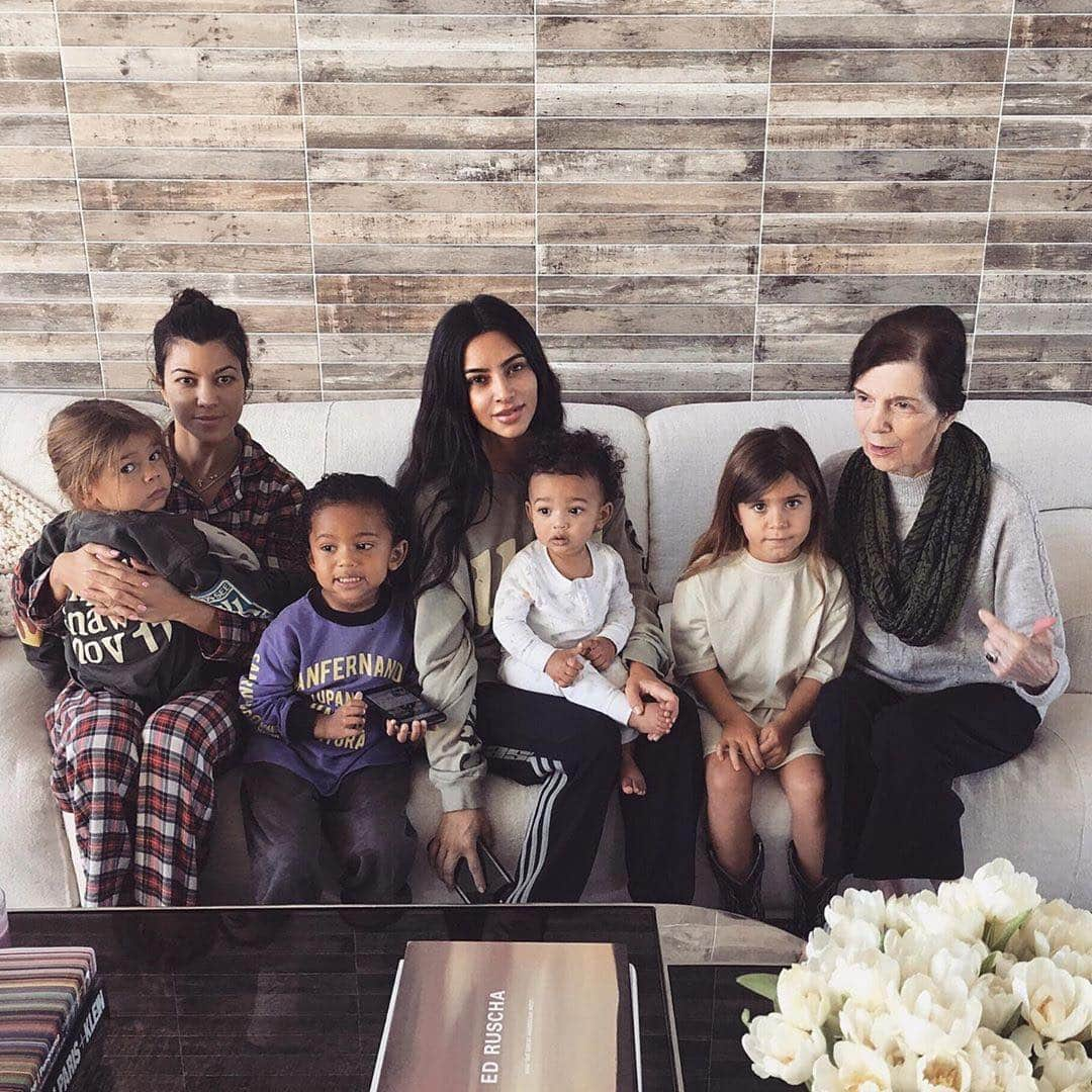 People Magazineさんのインスタグラム写真 - (People MagazineInstagram)「There’s nothing better than family. ❤️ |#Regram @kimkardashian」3月18日 4時26分 - people