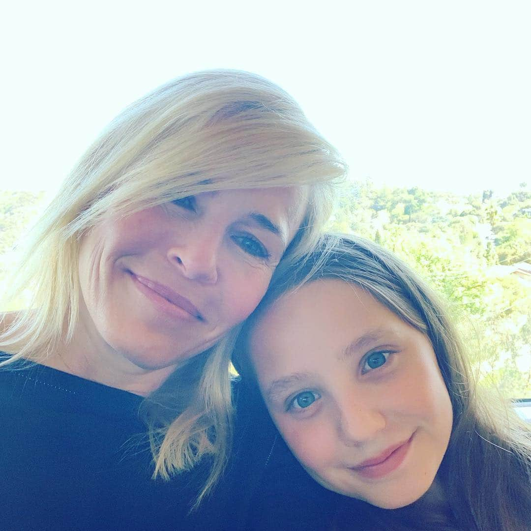 チェルシー・ハンドラーさんのインスタグラム写真 - (チェルシー・ハンドラーInstagram)「Sundays are for families and since I didn’t make my own, I take @marycmccormack little nuggets and torture them.」3月18日 4時31分 - chelseahandler