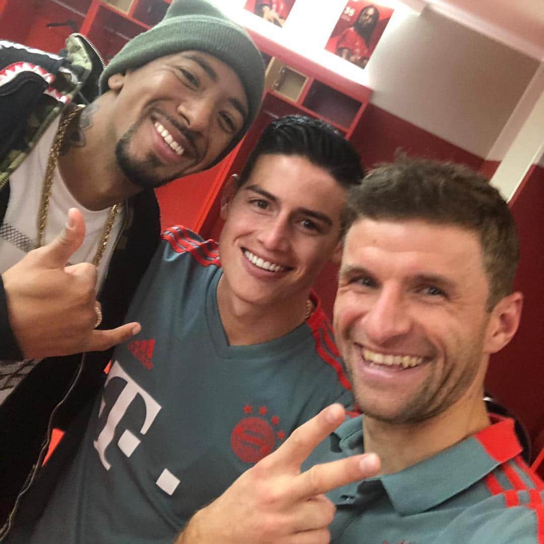 トーマス・ミュラーのインスタグラム：「Yes!! 😀6:0 win against Mainz and league leader. Congratulations @jamesrodriguez10 👏 3 goals ⚽️⚽️⚽️ in one game is a special performance #fcbm05 #fcbayern #esmuellert #james #bundesliga #miasanmia」