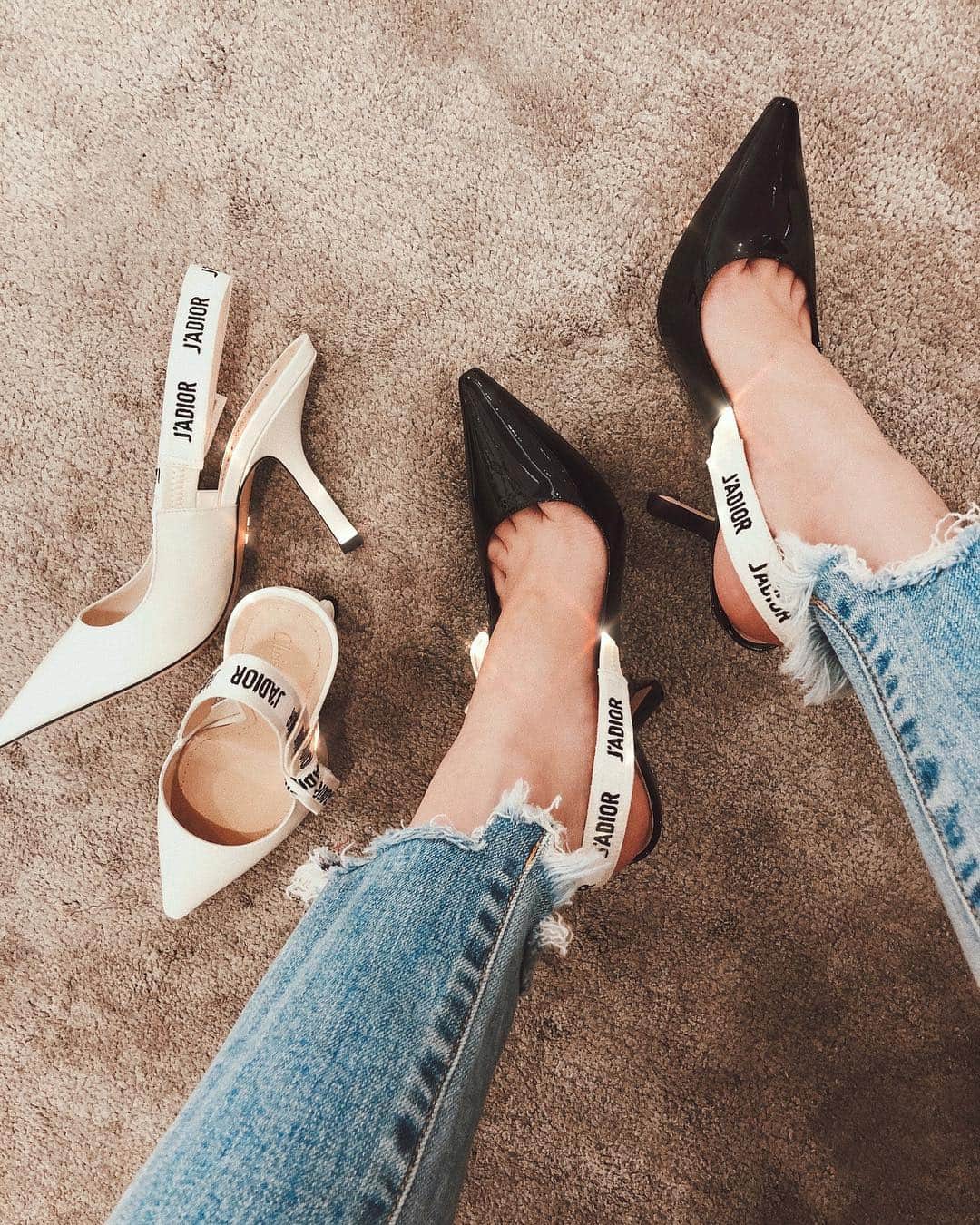 のインスタグラム：「Which color are you? Or BOTH? 😍🖤🕊👠✨ @dior」