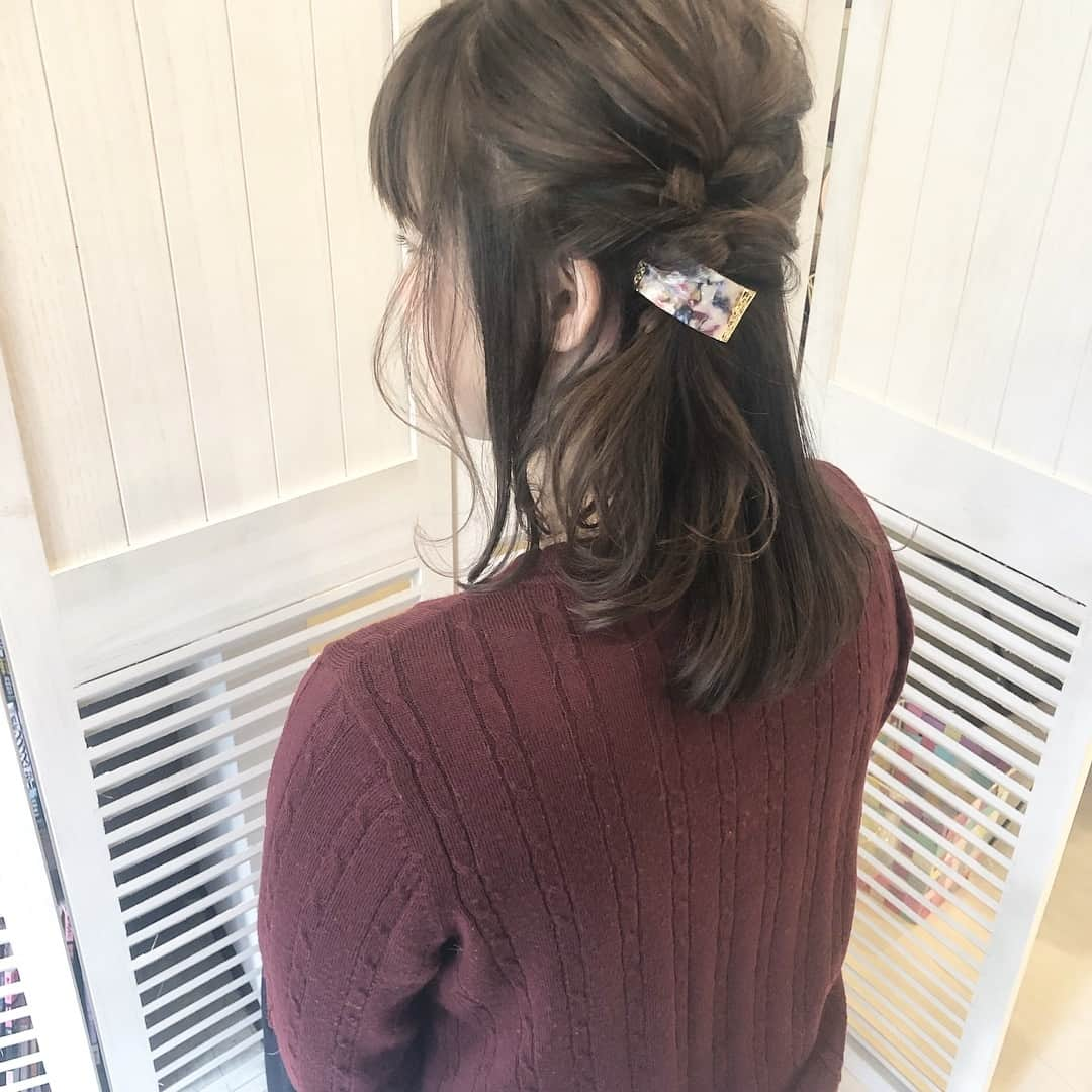 西本香澄さんのインスタグラム写真 - (西本香澄Instagram)「#お客様アレンジ #ヘアアレンジ仕上げ なクーポンを使っているんですけど、 カラー＋カット＋トリートメント のコースの設定時間を少し長くしてるから、 アレンジで仕上げ嬉しい♡ なだけでなく、 お客様のこんなの知りたい、や これが出来ないなんかを しっかり説明させていただく時間を作ってます♡ 聞きながら、見てもらいながら、 これがとても楽しい時間♡ 美容室での仕上がりはとても大事！！ でも毎日のおうち仕上げでも可愛くなって欲しいから、 お客様の出来そうなことを、 余すとこなくお伝えします(^^) お客様が、 これ聞こうと思って来た♡とか これ付けてもらおうと思って持ってきた♡とか、 すごく楽しい♪わくわくする♪ 何聞いたらいいかわかんなくても 大丈夫ですよ(^^)♡ ＊＊ ＊＊ 明日は撮影のお仕事。 毎日のサロンワークでの可愛い♡ をもっと引き出せるために センス磨いてきます！！ 会えるの楽しみなモデルさん♡ 美容師さん✨✨ 1日に詰め込みすぎてドタバタですが(笑) よろしくお願いします。 ＊＊ ＊＊ 今週は、月火定休日。 水曜から空いてます！  3/20(水)11〜18時。空いてます  21(木)㊗︎10〜17時。残りわずか  22(金)11〜21時。空いてます  23(土)お休みいただいてます🙏  24(日)10〜16時。空いてます ＊＊ ＊＊ 今週イレギュラーでこんな感じです。 よろしくお願いします(^^) 大阪福島のヘアケアサロン hair salon Cher #泥のヘアエステ ＊＊ ＊＊ #あなたの専属美容師 #かすみんヘア #かわいい #大人 #大人の #大人かわいい #大人可愛い #大人女子 #キレイ #綺麗 #キレイめ #こなれヘア #ヘアアレンジ #ヘアアクセ #簡単ヘアアレンジ #簡単アレンジ #簡単 #撮影 #モデル #サロンモデル #ママ #ママ美容師 #女性美容師 #おしゃれ #オシャレ」3月18日 4時56分 - kasumin_hair