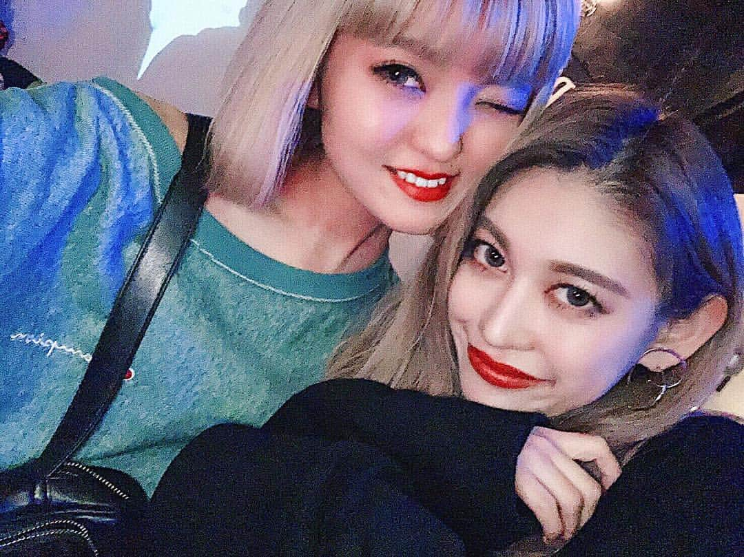 井上 莉彩のインスタグラム：「. こないだかすみと久しぶりの ハイホー飲み😘❤️❤️ . @alohao8o8 パイセンに久しぶりに会えたし安定に楽しすぎた🤣🤣💕 . #ただ載せれる写真が毎回なし。 パタパタと合戦が今回の収穫。爆笑 いつもありがとうございますwww . #ハイホー #撮れ高 #emoda #春コーデ#春服#私服 #fashion #ootd #outfit #今日のコーデ #トレーナー  #hokkaido #sapporo#tokyo #shibuya  #코디 #훈스타그램 #셀카 #셀피 #데일리룩  #北海道 #札幌 #大通 #すすきの #4プラ」