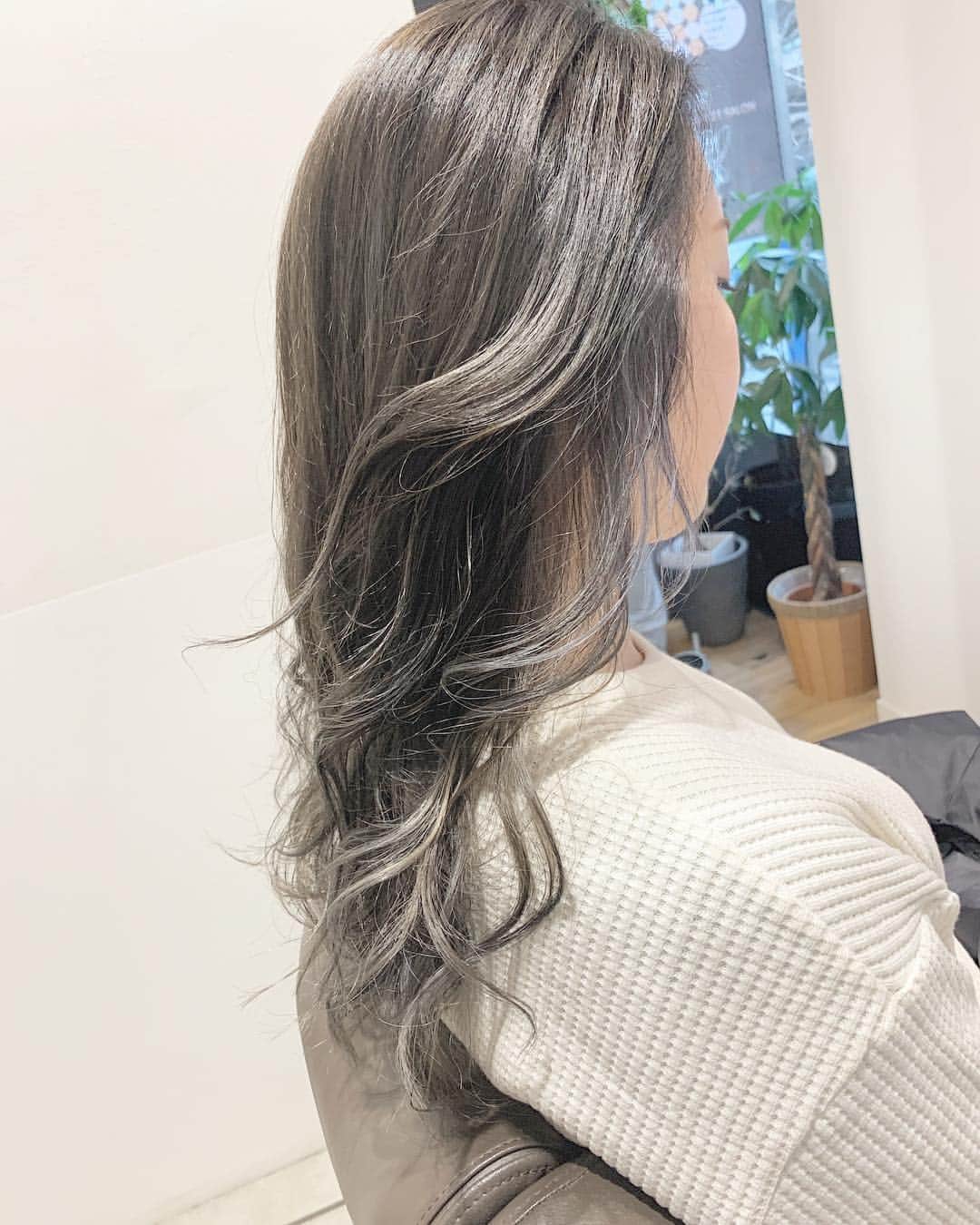 鮫島邦明のインスタグラム：「ハイライトグラデーション #ハイライト #アッシュカラー #梅田美容室 #梅田美容院 #ヘア#梅田ヘアスタイル #髪型 #ヘアセット #ヘアメイク #キラ水 #グラデーション #ホリスティックカラー #ヘアアレンジ #アレンジ #パーティー #ポニーテール #クルリンパ#gu #snidel #梅田美容師 #モデル #サロンモデル #サロモ #ヘアカタ #ny#nyc #aujua --------------------------------------. 梅田と東京出店を計画中 スタッフ募集中メッセージくださいね★ AVANCE.CROSStuin梅田茶屋町 TEL06-6377-7211 AVANCE.CROSSmel c西梅田 TEL06-6348-2050 anne心斎橋 TEL06-62140770」
