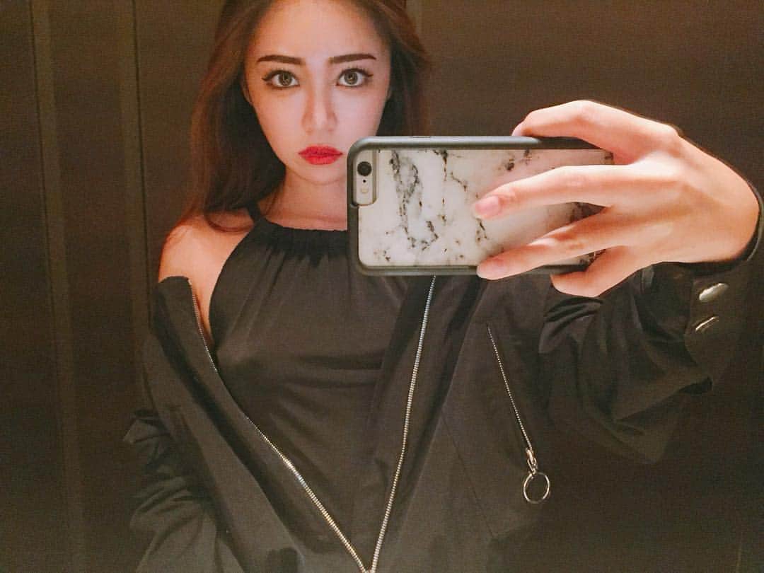 DJ mariennuのインスタグラム：「次の髪色が悩ましい。 また暗めにしようかな🌚🌚🌚 #hair #haircolor #darkhair  #japanesegirl #selfie」