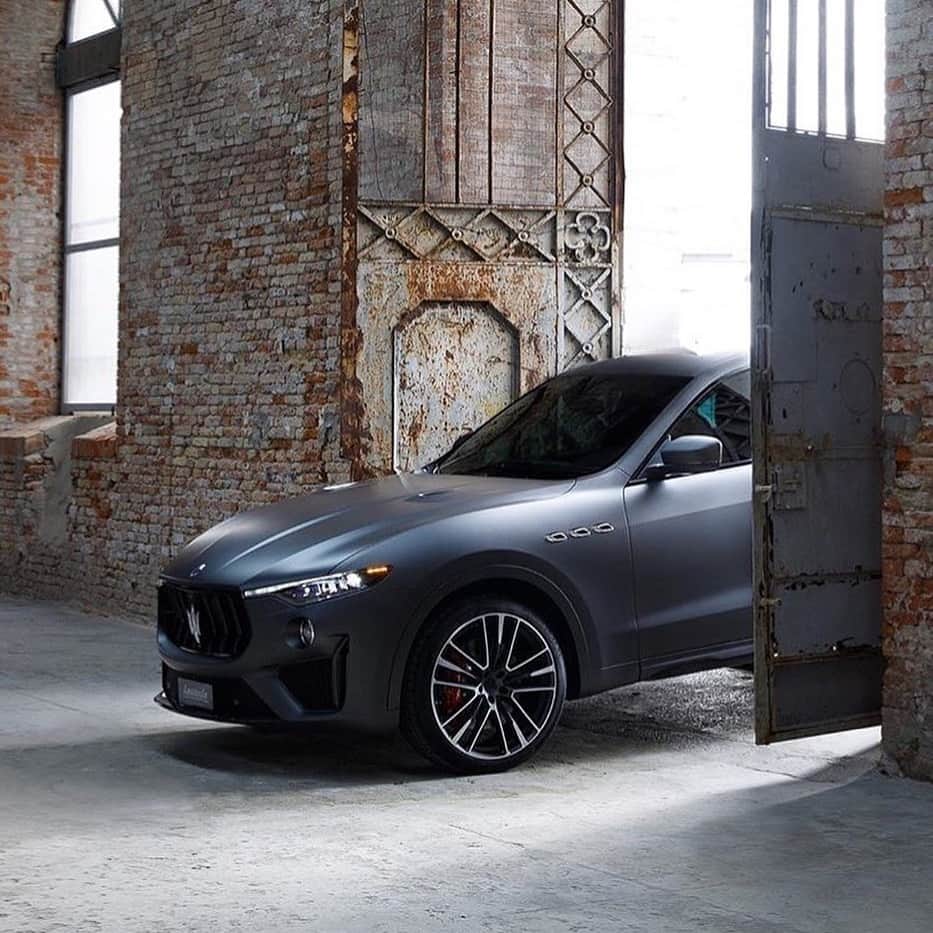Maserati Japan | マセラティ ジャパンのインスタグラム：「V8ツインターボエンジンを搭載し、最高速度304km/hを記録する、マセラティのSUV史上最もパワフルな レヴァンテ トロフェオ 。そのステアリングを握れば未体験のドライブが幕を開けます。 #Maserati #マセラティ  #MaseratiJapan #マセラティジャパン #Levante #レヴァンテ」