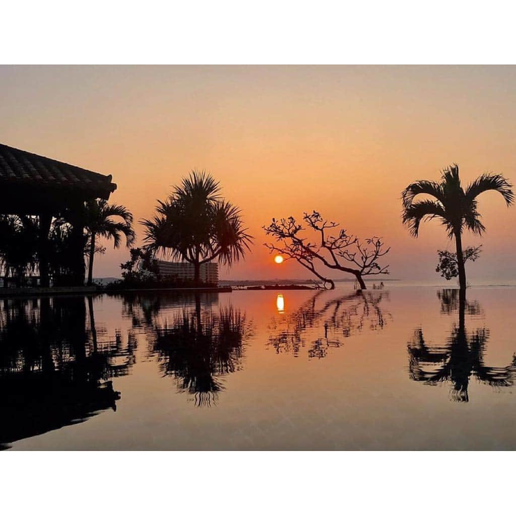 Kafuu Resortさんのインスタグラム写真 - (Kafuu ResortInstagram)「Sunsetease Kafuuフォトコンテストの当選者の方のお写真をご紹介させていただきます。 ご応募された皆様、素敵なエピソードとともにカフー愛に溢れた素敵な夕陽写真の投稿、本当にありがとうございました！ . また開催するかもしれないので、ぜひ、自慢の夕陽写真を撮り溜めててくださいね^^ フォトコンテスト当選者発表に関する詳細は、カフーリゾート公式ホームページでも掲載しておりますので、ご覧くださいませ。 https://www.kafuu-okinawa.jp/sunsetease/ . #sunseteasekafuu #フォトコンテスト #sunsetease #夕日の見える宿日本一 #カフーリゾートフチャクコンドホテル #カフーリゾート #kafuuresortfuchakucondohotel #kafuuresort #夕日 #夕陽 #サンセット#sunset #恩納村 #沖縄 #沖縄ホテル#茜空 #夕暮れ #ig_sunset #ig_sunrisesunset #beautiful_sunset」3月18日 14時33分 - kafuu_resort